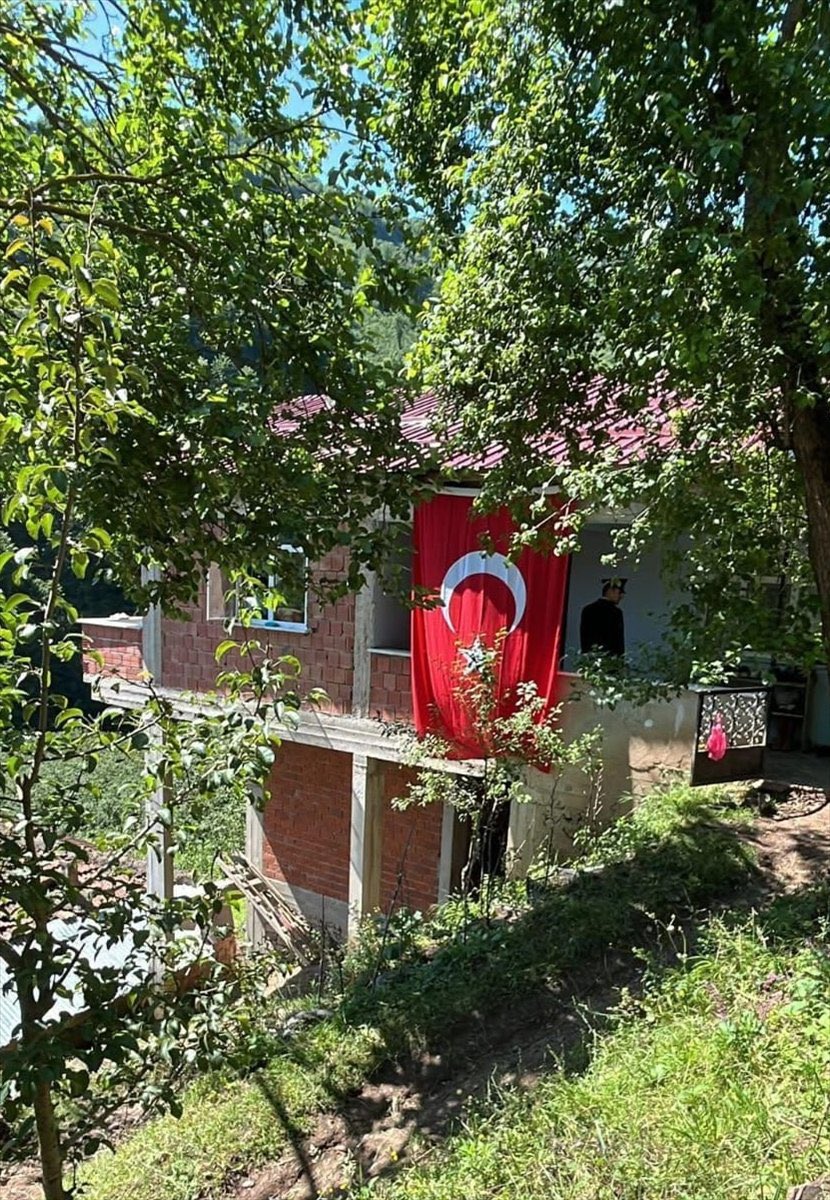 Şehit Kani Obi'nin Ordu'daki baba evine Türk bayrağı asıldı.