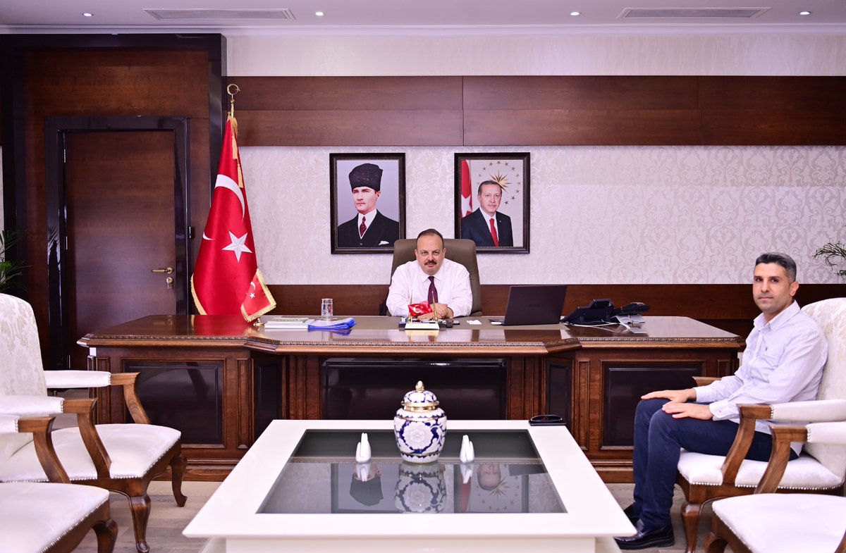 İş İnsanı İnşaat Mühendisi Erol Arıkan,

Vali <a href="/YakupCanbolat/">Yakup CANBOLAT</a>'ı ziyaret etti.