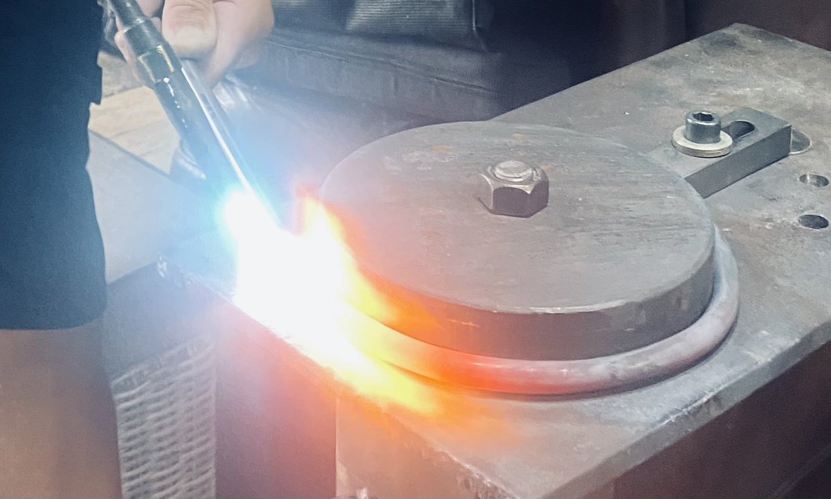 Druk bezig met een collar, rond 10 maar een ovale en helemaal op maat van de klant!! 

Busy working on a collar, round 10 but an oval and completely customised for the client

#bdsmamérica #bdsmgirls #bdsmart #bdsm #bdsmplay #bdsmdominant #bdsmcollar