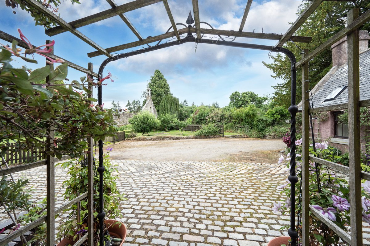 Postcard-perfect, this one’s straight from a storybook. 📖✨

This pink limewashed home is wrapped in honeysuckle, set beside kirk ruins, and offers stunning gardens and views.

aspc.co.uk/search/propert…