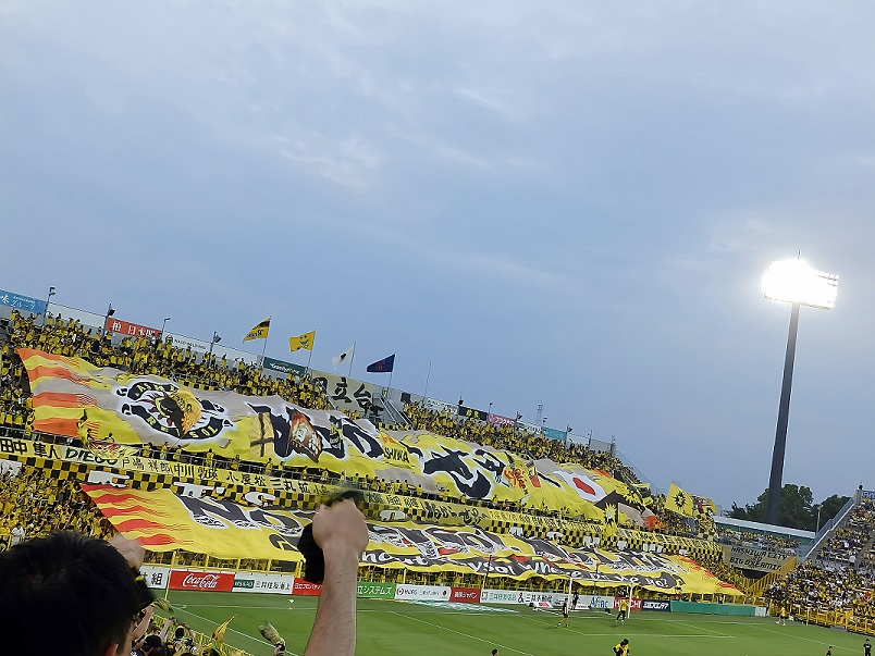 Shin_Instinct's tweet image. 2025-07-05
v FC Tokyo
1-0

苦しい試合を勝ち切って、首位浮上！ 🔝👍😃

#BigFlag
#久保藤次郎 #小屋松知哉 #小泉佳穂
#リカルド・ロドリゲス 監督
#WinningCeremony

#reysol #柏レイソル ☀️💛🖤