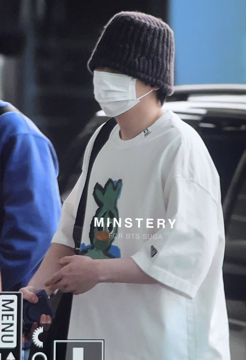 why does yoongi always look like a pupped omega