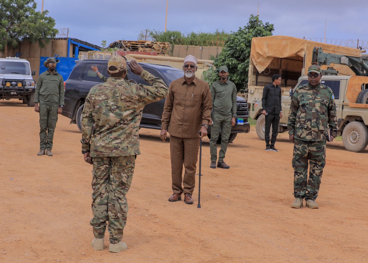 JSStatehouse's tweet image. Madaxweynaha Dowladda Jubaland, @PresidentMadobe , ayaa maanta booqasho dhiirigelin ah ugu tagay Ciidamada Gurmad Qaran ee Hay’adda Nabadsugidda iyo Sirdoonka Jubaland, iyo sidoo kale Ciidamada Kumaandooska Danab.
