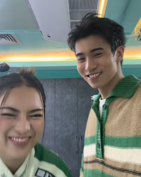 itscryptovale's tweet photo. LOOK AT THEIR SMILES THEY ARE SOOOO IN LOVE 😭 https://t.co/13lnLGwbb6