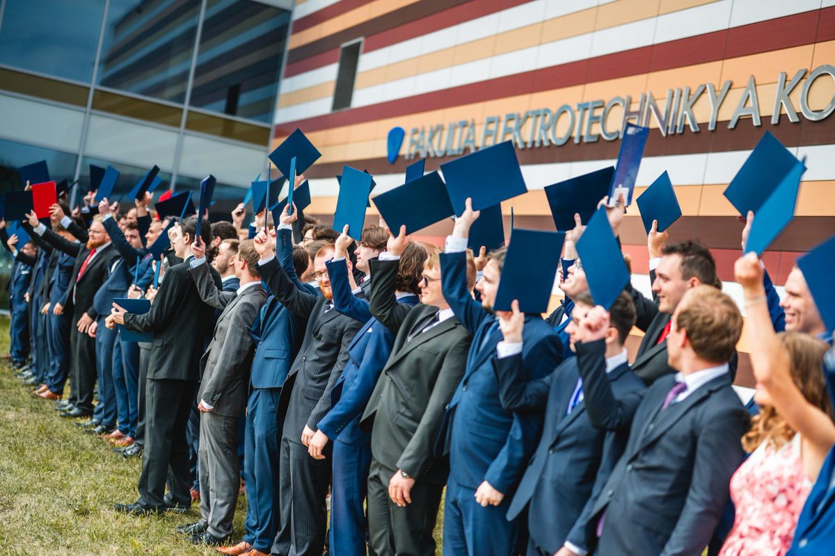 🎓 Promoce absolventů FEKT VUT jsou za námi!
Gratulujeme všem novým inženýrům a bakalářům!🧠
Hodně štěstí v dalším profesním i osobním životě!💙
#fekt #vut #promoce #absolventi #studujnafekt
fekt.vut.cz/o_fakulte/aktu…