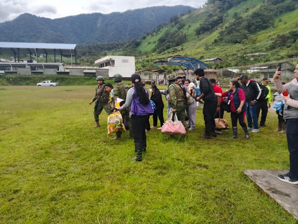 NotimilOficial's tweet photo. 🚨 #Sucumbíos | Fuerzas Armadas al servicio del pueblo 🇪🇨
Durante la emergencia por derrumbes en la vía Santa Bárbara - Rosa Florida, sector La Bonita, militares colaboraron con la Secretaría de Gestión de Riesgos

#EcuadorUnaSolaFuerza https://t.co/eKrJDZv4MX