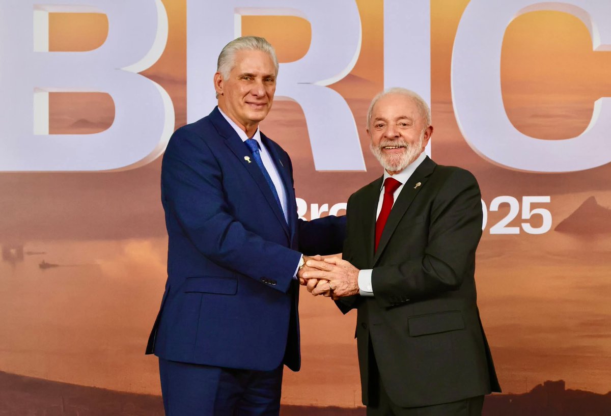 Llegó a la sede de la XVII Cumbre de los #BRICS, en el Museo de Arte Moderno de Río de Janeiro, el presidente Miguel Díaz-Canel Bermúdez, fue recibido el presidente brasileño Lula.
#Cuba 
#PinardelRío
