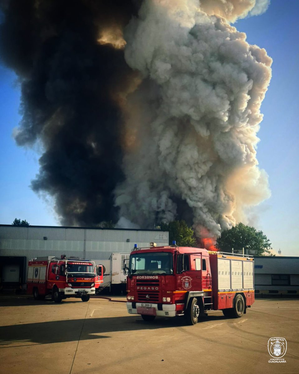 bomberosgu's tweet image. 🔥 #INTERVENCIÓN 🏭

Somos solicitados por los compañeros de @CEISGuadalajara en un incendio industrial con baterías de litio en #Azuqueca, que obligó a la activación de #PLATECAM en la provincia de #Guadalajara 🚒

#BomberosGU #SeguridadGU #Bomberos