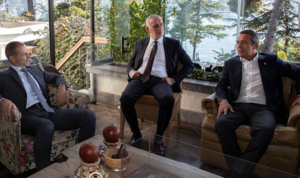 TFF’ye soralım:
Osimhen çıkıp “Galatasaray bana doping teklif etti, konuşmamam için tehdit edildim, KAP’a 8M€ bildirildi ama 15M€ ödendi” dese ne yapardınız?
Fener ve BJK’nin paralı askerleri Galatasaray’a saldırır, siz de en ağır cezayı keserdiniz.
FB yapınca sesiniz çıkmıyor.