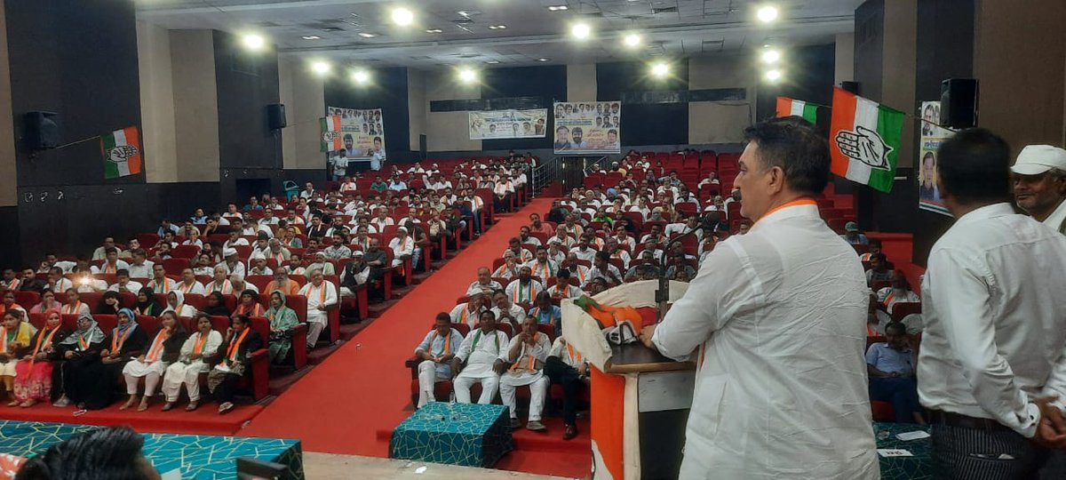 UP Congress (@incuttarpradesh) on Twitter photo рдЖрдЬ рдореБрд░рд╛рджрд╛рдмрд╛рдж рдореЗрдВ рдХрд╛рдВрдЧреНрд░реЗрд╕ рдХрдореЗрдЯреА рдХреЗ рдирд╡рдирд┐рдпреБрдХреНрдд рдкрджрд╛рдзрд┐рдХрд╛рд░рд┐рдпреЛрдВ рдХрд╛ "рдкрджрдЧреНрд░рд╣рдг рдПрд╡рдВ рд╕рдВрдХрд▓реНрдк рд╕рдорд╛рд░реЛрд╣" рдкреВрд░реА рдКрд░реНрдЬрд╛ рдФрд░ рдЙрддреНрд╕рд╛рд╣ рдХреЗ рд╕рд╛рде рд╕рдВрдкрдиреНрди рд╣реБрдЖред
рдХрд╛рд░реНрдпрдХреНрд░рдо рдореЗрдВ рдмрддреМрд░ рдореБрдЦреНрдп рдЕрддрд┐рдерд┐ рдЙрдкрд╕реНрдерд┐рдд рд╣реБрдП рд░рд╛рд╖реНрдЯреНрд░реАрдп рд╕рдЪрд┐рд╡ <a href="/Narwal_inc/">Pradeep Narwal</a> рдЬреА рдХреЗ рд╕рдордХреНрд╖ рд╕рднреА рдирд╡рдирд┐рдпреБрдХреНрдд рдкрджрд╛рдзрд┐рдХрд╛рд░рд┐рдпреЛрдВ рдиреЗ рд╢рдкрде рдЧреНрд░рд╣рдг рдХрд┐рдпрд╛ рдФрд░ рд╢реАрд░реНрд╖ рдиреЗрддреГрддреНрд╡ рдЖрдЬ рдореБрд░рд╛рджрд╛рдмрд╛рдж рдореЗрдВ рдХрд╛рдВрдЧреНрд░реЗрд╕ рдХрдореЗрдЯреА рдХреЗ рдирд╡рдирд┐рдпреБрдХреНрдд рдкрджрд╛рдзрд┐рдХрд╛рд░рд┐рдпреЛрдВ рдХрд╛ "рдкрджрдЧреНрд░рд╣рдг рдПрд╡рдВ рд╕рдВрдХрд▓реНрдк рд╕рдорд╛рд░реЛрд╣" рдкреВрд░реА рдКрд░реНрдЬрд╛ рдФрд░ рдЙрддреНрд╕рд╛рд╣ рдХреЗ рд╕рд╛рде рд╕рдВрдкрдиреНрди рд╣реБрдЖред
рдХрд╛рд░реНрдпрдХреНрд░рдо рдореЗрдВ рдмрддреМрд░ рдореБрдЦреНрдп рдЕрддрд┐рдерд┐ рдЙрдкрд╕реНрдерд┐рдд рд╣реБрдП рд░рд╛рд╖реНрдЯреНрд░реАрдп рд╕рдЪрд┐рд╡ <a href="/Narwal_inc/">Pradeep Narwal</a> рдЬреА рдХреЗ рд╕рдордХреНрд╖ рд╕рднреА рдирд╡рдирд┐рдпреБрдХреНрдд рдкрджрд╛рдзрд┐рдХрд╛рд░рд┐рдпреЛрдВ рдиреЗ рд╢рдкрде рдЧреНрд░рд╣рдг рдХрд┐рдпрд╛ рдФрд░ рд╢реАрд░реНрд╖ рдиреЗрддреГрддреНрд╡