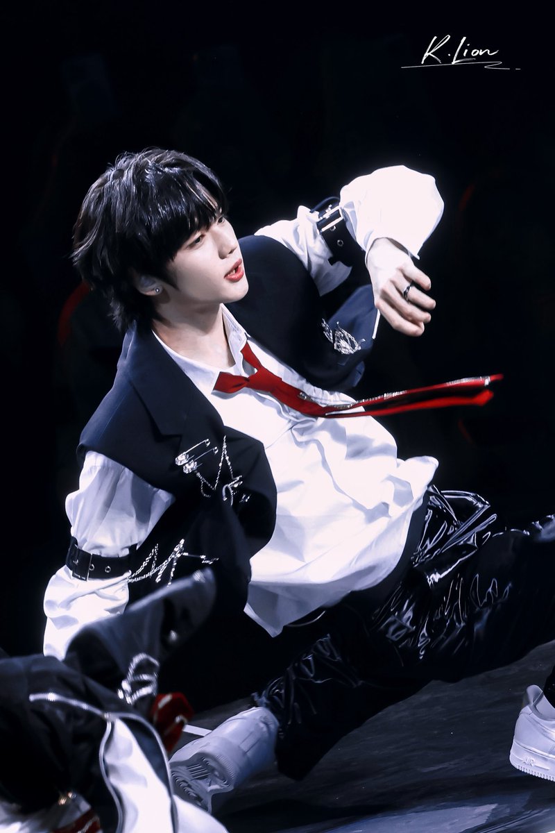 hamin432's tweet photo. 星星有无数个 但总有最耀眼的那颗 就像人群中 我总能第一眼看见你我喜欢你就像是烟火升空 会在心里每一个小地方 都绽放小小的烟花 在心里噼里啪啦的炸开

#SMTR25  
#HAMIN  
#하민  
#ハミン 
#SMNBG https://t.co/skjnJ7tIWS