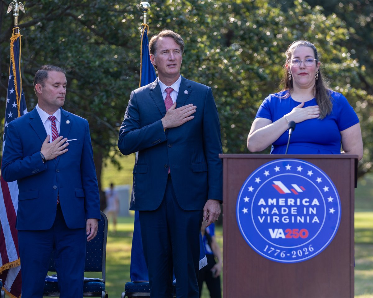 USCIS's tweet image. Congratulations to the 100 #NewCitizens, including 15 #ServiceMembers who took their Oath of Allegiance on America's Birthday in Fort Monroe, Va. @GovernorVA and @JasonMiyaresVA helped welcome these Virginians to the rights and responsibilities of citizenship under the fort's