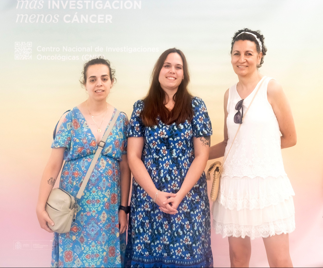 CNIO Stop Cancer (@cniostopcancer) on Twitter photo <a href="/CortesLab/">Cortés Lab</a> <a href="/rfleiro/">Rafa F Leiro</a> <a href="/OscarLlorcaCNIO/">Oscar Llorca</a> <a href="/JuanCarlosLpz13/">Juan Carlos López-Gil</a> <a href="/macotaa/">Macarena Pozo-Morales</a> se centra en el efecto de la menopausia en el desarrollo y agresividad del cáncer de mama. Busca biomarcadores y tratamientos personalizados para los tumores con peor pronóstico y menos opciones de tratamiento.
Aquí, con dos representantes de la asociación Rosae. <a href="/CortesLab/">Cortés Lab</a> <a href="/rfleiro/">Rafa F Leiro</a> <a href="/OscarLlorcaCNIO/">Oscar Llorca</a> <a href="/JuanCarlosLpz13/">Juan Carlos López-Gil</a> <a href="/macotaa/">Macarena Pozo-Morales</a> se centra en el efecto de la menopausia en el desarrollo y agresividad del cáncer de mama. Busca biomarcadores y tratamientos personalizados para los tumores con peor pronóstico y menos opciones de tratamiento.
Aquí, con dos representantes de la asociación Rosae.