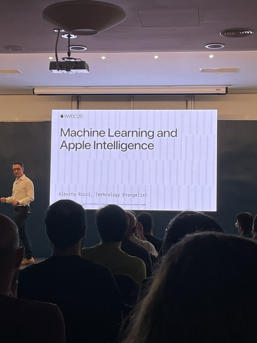 AlejandroMallon's tweet photo.  En el evento de @Apple en Madrid: Apple Intelligence, visionOS, diseño y más de la #WWDC25 https://t.co/9NKHORVc1y