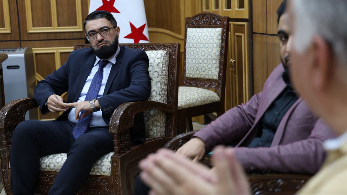SyrMOfj's tweet image. لمناقشة التحديات التي تواجه القطاع التجاري، التقى وزير العدل الدكتور "مظهر الويس" اليوم وفداً من ممثلي تجار دمشق في مبنى الوزارة، وناقش معهم مسألة فروغ المحلات التجارية في ظل الظروف الاقتصادية الحالية.
وطُرح خلال اللقاء تشكيل لجنة لدراسة موضوع التمديد الحكمي، وأوضح الدكتور "مظهر…