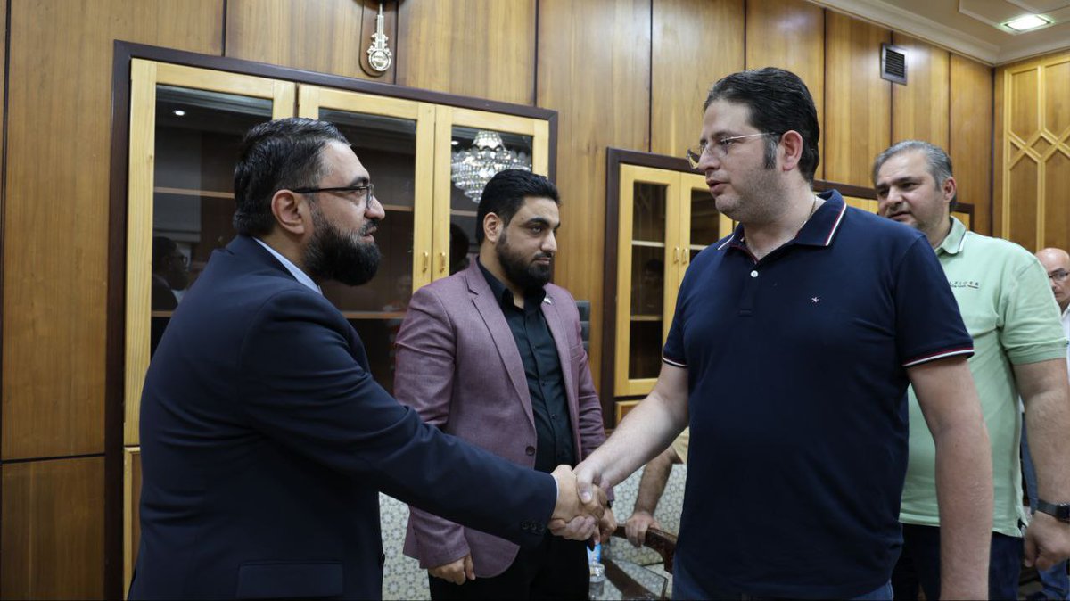 SyrMOfj's tweet image. لمناقشة التحديات التي تواجه القطاع التجاري، التقى وزير العدل الدكتور "مظهر الويس" اليوم وفداً من ممثلي تجار دمشق في مبنى الوزارة، وناقش معهم مسألة فروغ المحلات التجارية في ظل الظروف الاقتصادية الحالية.
وطُرح خلال اللقاء تشكيل لجنة لدراسة موضوع التمديد الحكمي، وأوضح الدكتور "مظهر…