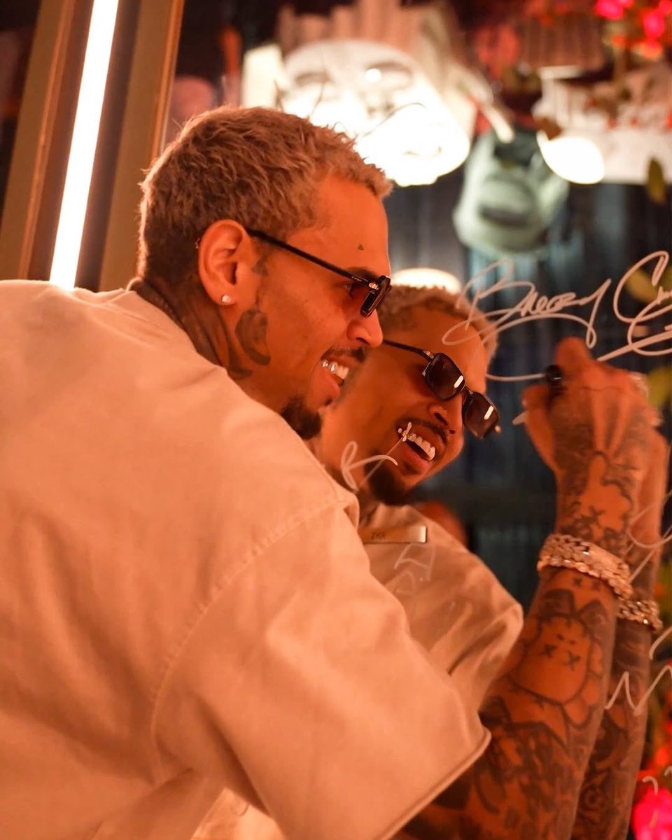 ClockNBreezyTV's tweet image. Chris Brown signature🔥