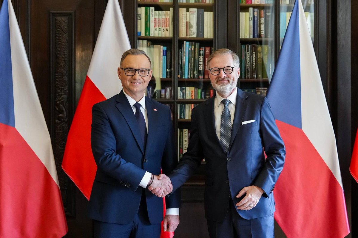 Petr Fiala (@p_fiala) on Twitter photo S prezidentem <a href="/AndrzejDuda/">Andrzej Duda</a> nás pojí řada osobních setkání – v Praze, ve Varšavě i na mezinárodních summitech. Vždy jsme vedli otevřený, upřímný a partnerský dialog. Děkuji mu za dosavadní spolupráci a věřím, že česko-polské vztahy budou stále na dobré úrovni jako doposud. 🇨🇿🤝🇵🇱 S prezidentem <a href="/AndrzejDuda/">Andrzej Duda</a> nás pojí řada osobních setkání – v Praze, ve Varšavě i na mezinárodních summitech. Vždy jsme vedli otevřený, upřímný a partnerský dialog. Děkuji mu za dosavadní spolupráci a věřím, že česko-polské vztahy budou stále na dobré úrovni jako doposud. 🇨🇿🤝🇵🇱