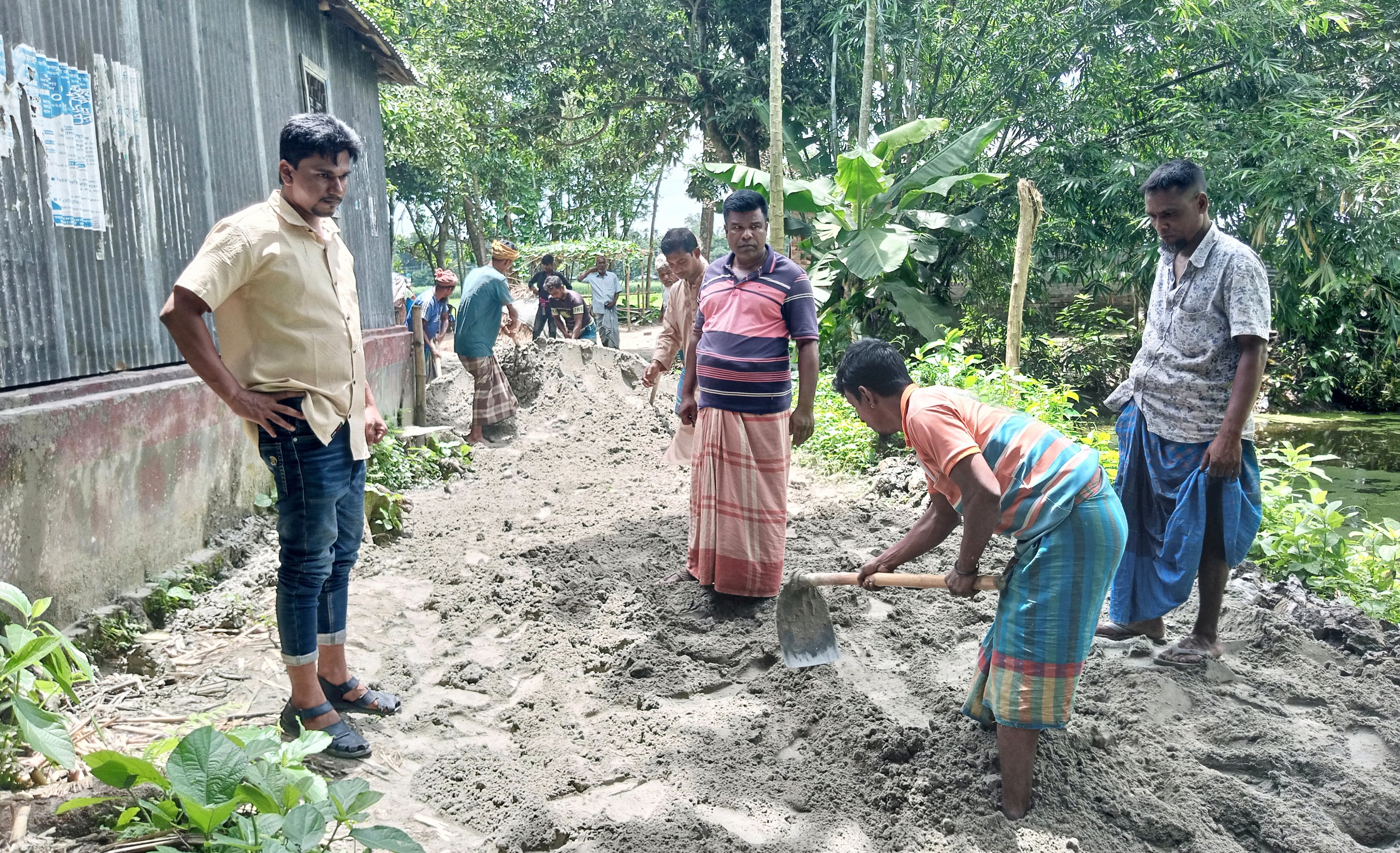 সরিষাবাড়ীতে ব্যক্তিগত উদ্যোগে কাদাময় ভাঙ্গাচোরা রাস্তা সংস্কার