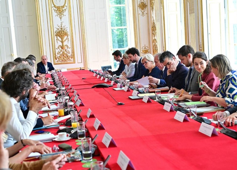 [#Ess - Pauvreté] @Localtis <a href="/CarolineMeggle/">Caroline Megglé</a> : Lutte contre la #pauvreté ; face aux #assos inquiètes, le <a href="/gouvernementFR/">Gouvernement</a> affirme "son engagement à poursuivre le travail" ➡️ banquedesterritoires.fr/lutte-contre-l… cc @DelegPauvrete <a href="/CollectifALERTE/">Collectif ALERTE</a> @Bayrou <a href="/lemouvementasso/">Le Mouvement associatif</a> ⤵️