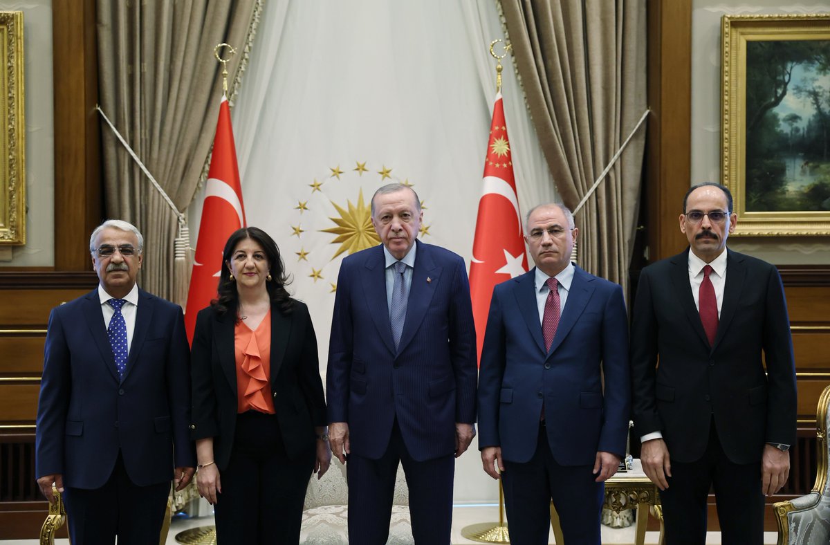 DEM Parti İmralı Heyeti üyelerimiz Pervin Buldan ve Mithat Sancar, bugün Sayın Cumhurbaşkanı Recep Tayyip Erdoğan’la Beştepe’de görüştü. Heyetimiz, sürecin geldiği yeni aşama ve bundan sonra yapılacaklar konusunda görüş ve önerilerini aktardı. Görüşmede, sürecin ilerlemesi