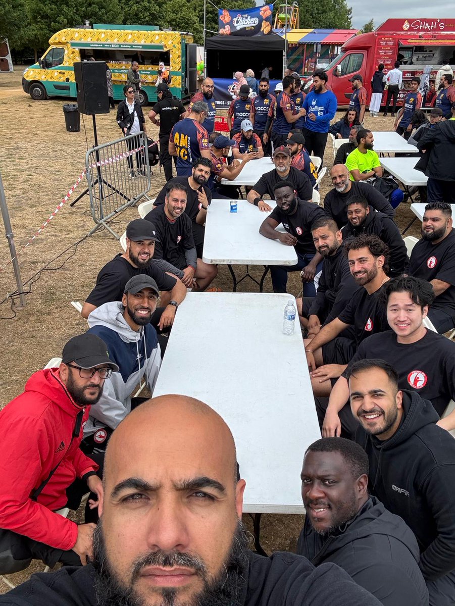 CSMLondonFC's tweet image. 👥 @mullahcorner swapped badges this weekend to take part in @irfan_shah100 @Frenford_Clubs team at @AlNoorLegacy Dragon Boat Race!
🔦 So important to put the spotlight on partnerships where 2 community serving charities can come support vulnerable local people ❤️