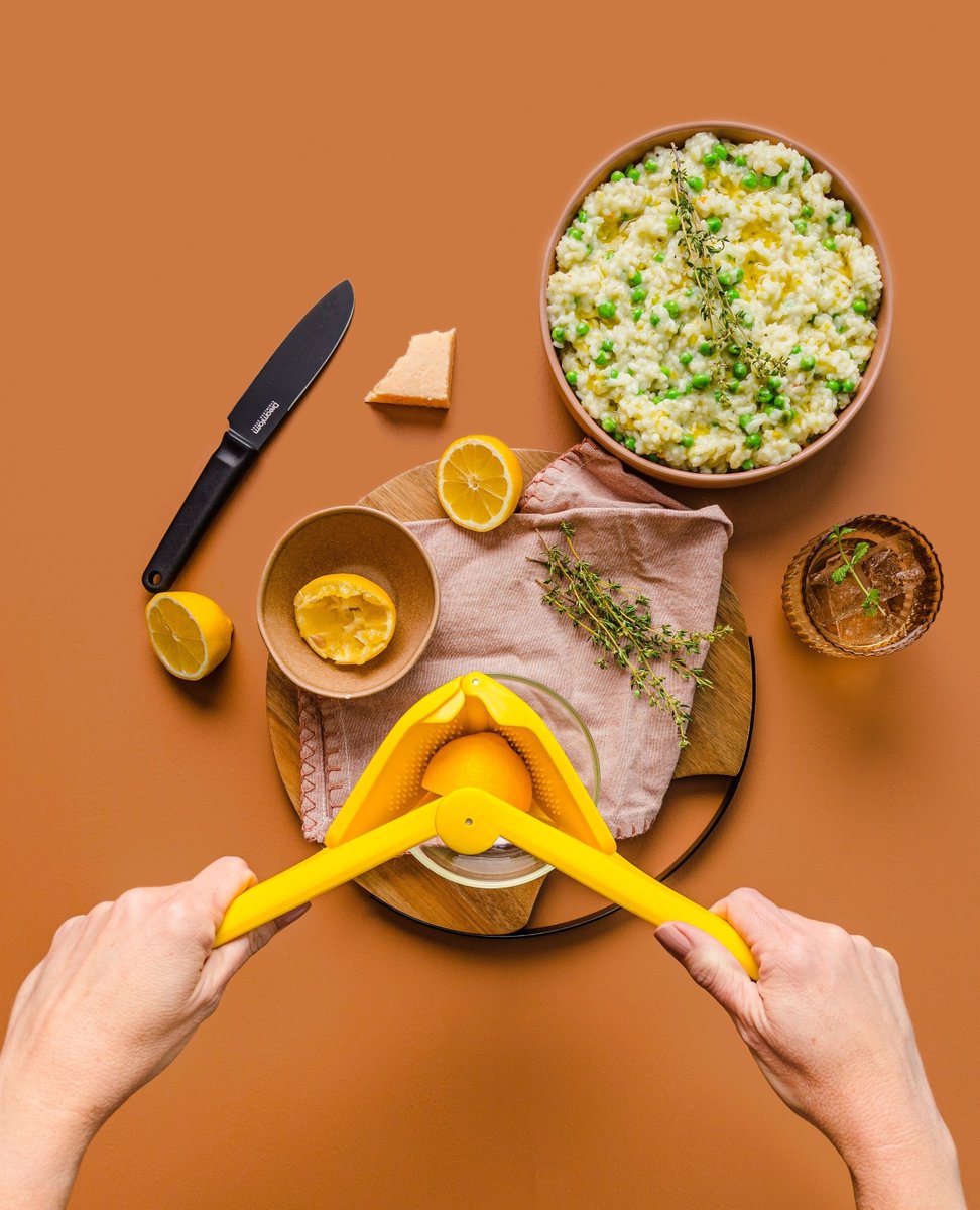 Easy squeeze? Yes, peas! 🍋

Fluicer's unique hinged mechanism presses fruit in half from the sides like juicing with your hands, requiring less force than squashing the fruit flat like traditional juicers. 

Get your original fold-flat juicer at dreamfarm.com/fluicer today!