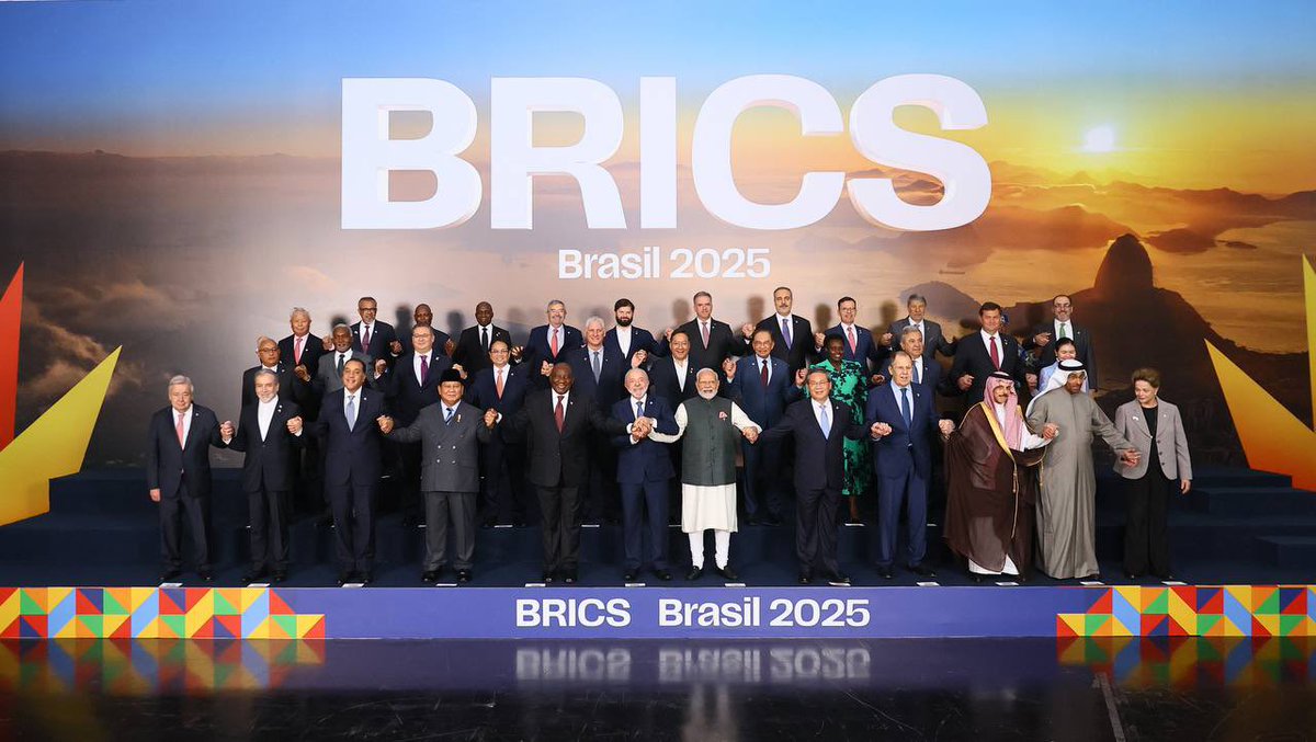 📸 #FamilyPhoto

Russia’s Foreign Minister Sergey Lavrov takes part in family photo ceremony together with the heads of delegations, partner countries, invited states and executive bodies of international organizations and structures at the XVII #BRICS Summit

📍 Rio de Janeiro,