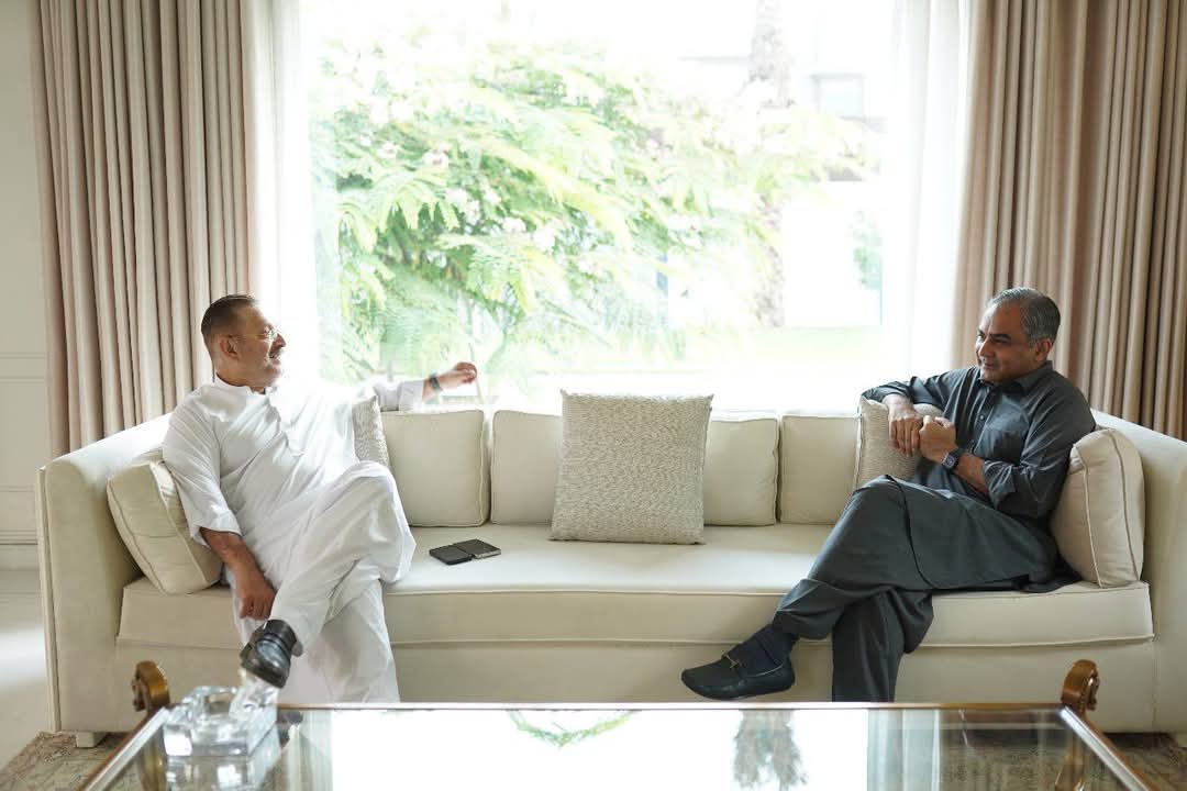 وفاقی وزیر داخلہ محسن نقوی کی سندھ کے سینئر وزیر شرجیل انعام میمن  کے رہائشگاہ آمد 

رہائشگاہ آمد پر سینئر وزیر شرجیل انعام میمن نے وفاقی وزیر داخلہ محسن نقوی کو خوش آمدید کہا 

<a href="/MohsinnaqviC42/">Mohsin Naqvi</a> <a href="/sharjeelinam/">Sharjeel Inam Memon</a>