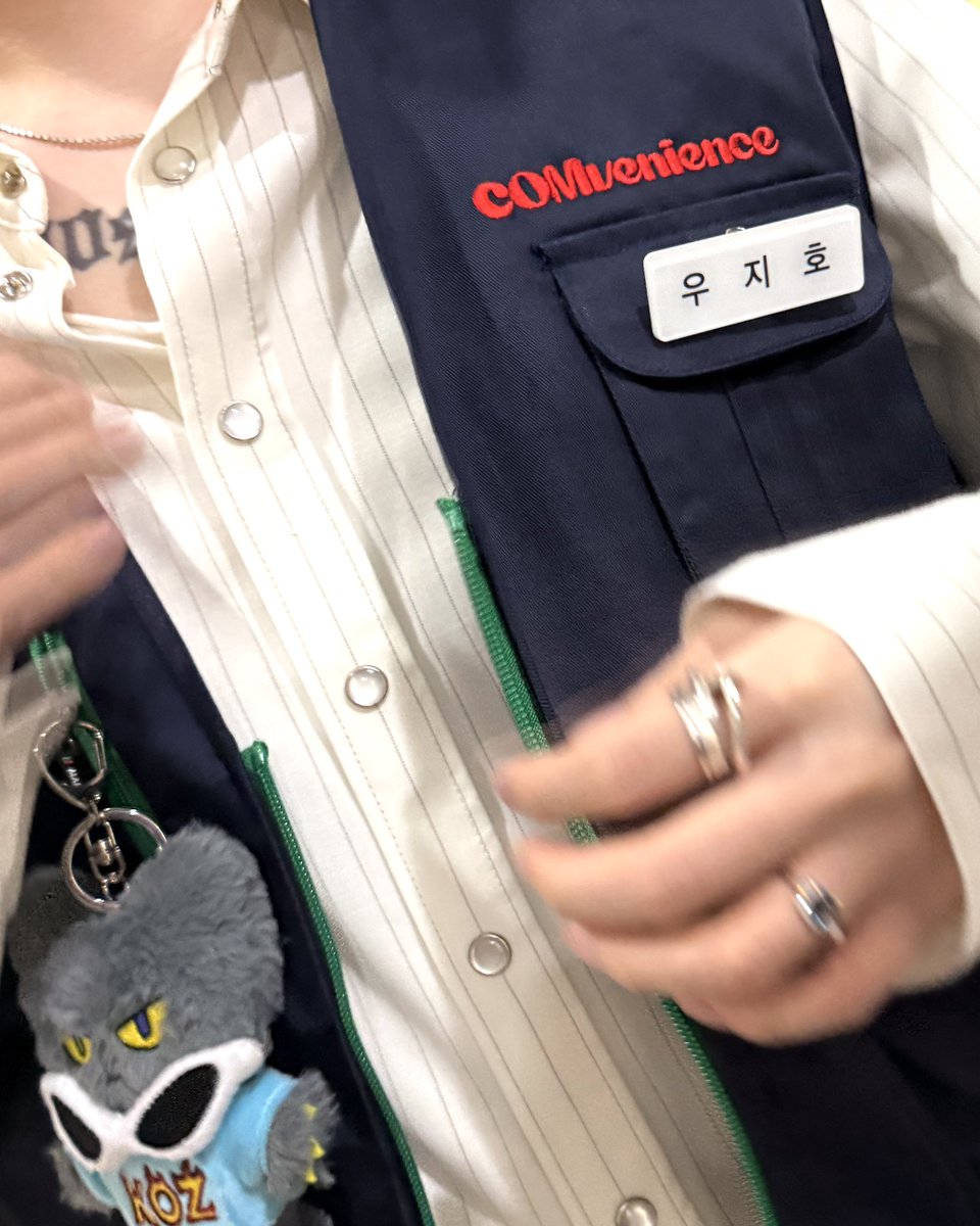 ZICOntigo_'s tweet photo. 미쳤네 지호..
그냥 씹덕 포인트를 너무 잘 안다 https://t.co/D6JvgzV8ys