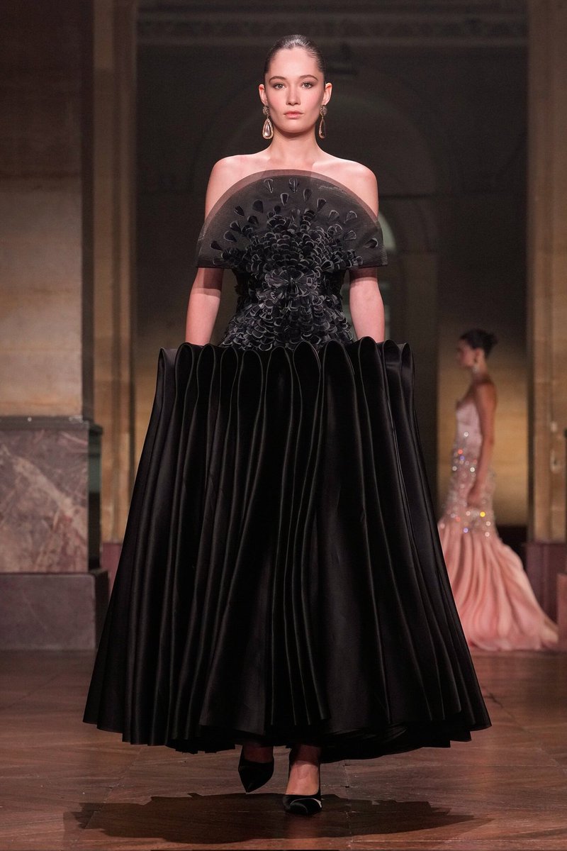 izzah_vl's tweet image. i somehow see a lot of techniques and silhouettes in this collection inspired by daniel&apos;s schiaparelli, but they&apos;re all stunning dresses regardless