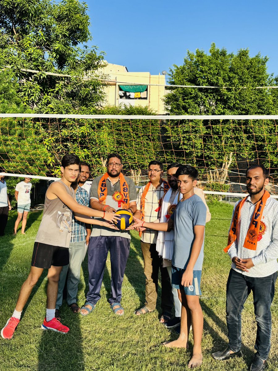 AMhanagar58366's tweet photo. अखिल भारतीय विद्यार्थी परिषद कानपुर उत्तर जिले के राष्ट्रीय विद्यार्थी दिवस के अवसर पर आन्देश्वर नगर इकाई द्वारा खेलो भारत के माध्यम द्वारा बॉली बॉल खेल प्रतियोगिता का आयोजन किया गया जिसमें प्रवासी के रूप मे कानपुर प्रांत के प्रांत कोषाध्यक्ष श्री गोपाल मिश्रा जी उपस्थित रहे https://t.co/EAZi4W1I1W