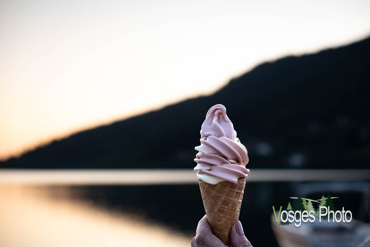 VosgesP's tweet photo. Sur les rives paisibles du lac de Gérardmer, notre riposte à la canicule est douce, fraîche… et délicieusement glacée.
#Gérardmer #LacDeGérardmer #Vosges #étévosgien #canicule #glaceitalienne #PauseFraîcheur https://t.co/7sW7DZGqrs