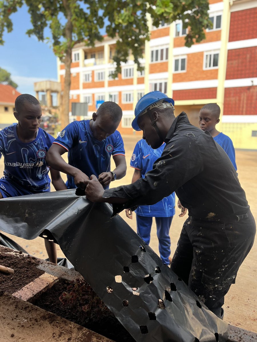 Skisska30's tweet image. Education week in progress.First day activities; planting trees, flowers and beautification of environment.
📸
#EducationWeek