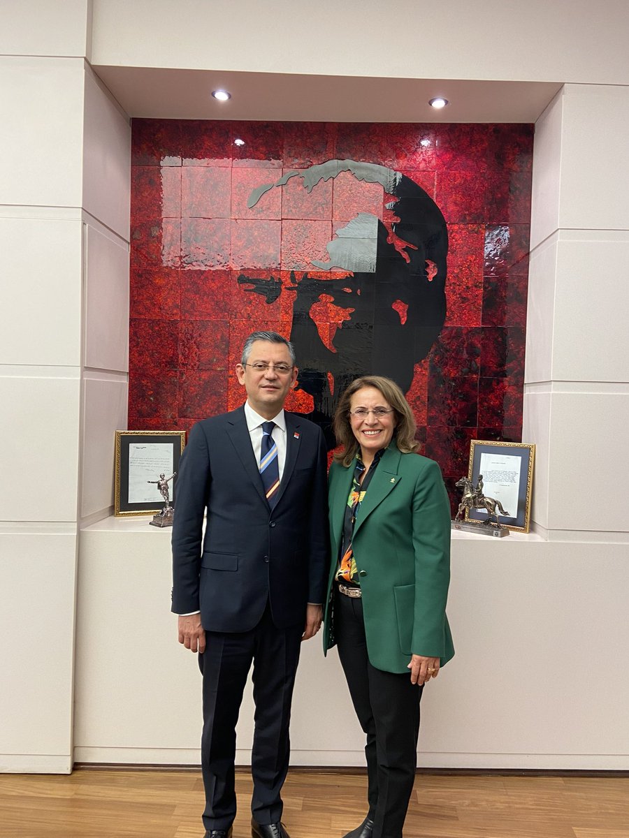 Genel Başkanımız Sn Özgür Özel’e soruşturma açılmış. Dedik ya; Biz korkuyu evde bıraktık”
#LiderimizinYanındayız