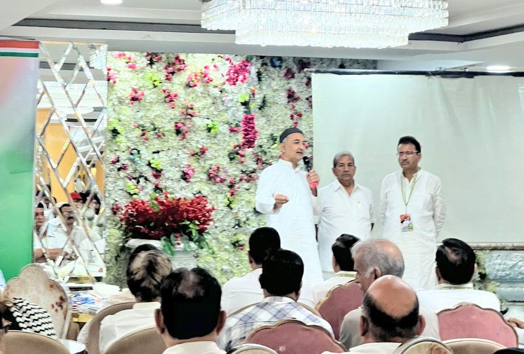 आज संगठन सृजन अभियान के तहत तिलक नगर में कांग्रेस प्रशिक्षण शिविर का आयोजन सम्पन्न हुआ। 

इस दौरान दिल्ली कांग्रेस प्रभारी <a href="/qazinizamuddin/">Qazi Nizamuddin</a> जी, सह प्रभारी <a href="/SSDannyBandala/">Sukhwinder Singh Danny Bandala</a> जी, कम्यूनिकेशन विभाग चेयरमैन <a href="/INCanilbhardwaj/">Anil Bhardwaj</a> जी, कमलकांत शर्मा जी, <a href="/Cpmittal_INC/">C.P. Mittal</a> जी, जिलाध्यक्ष धर्मपाल