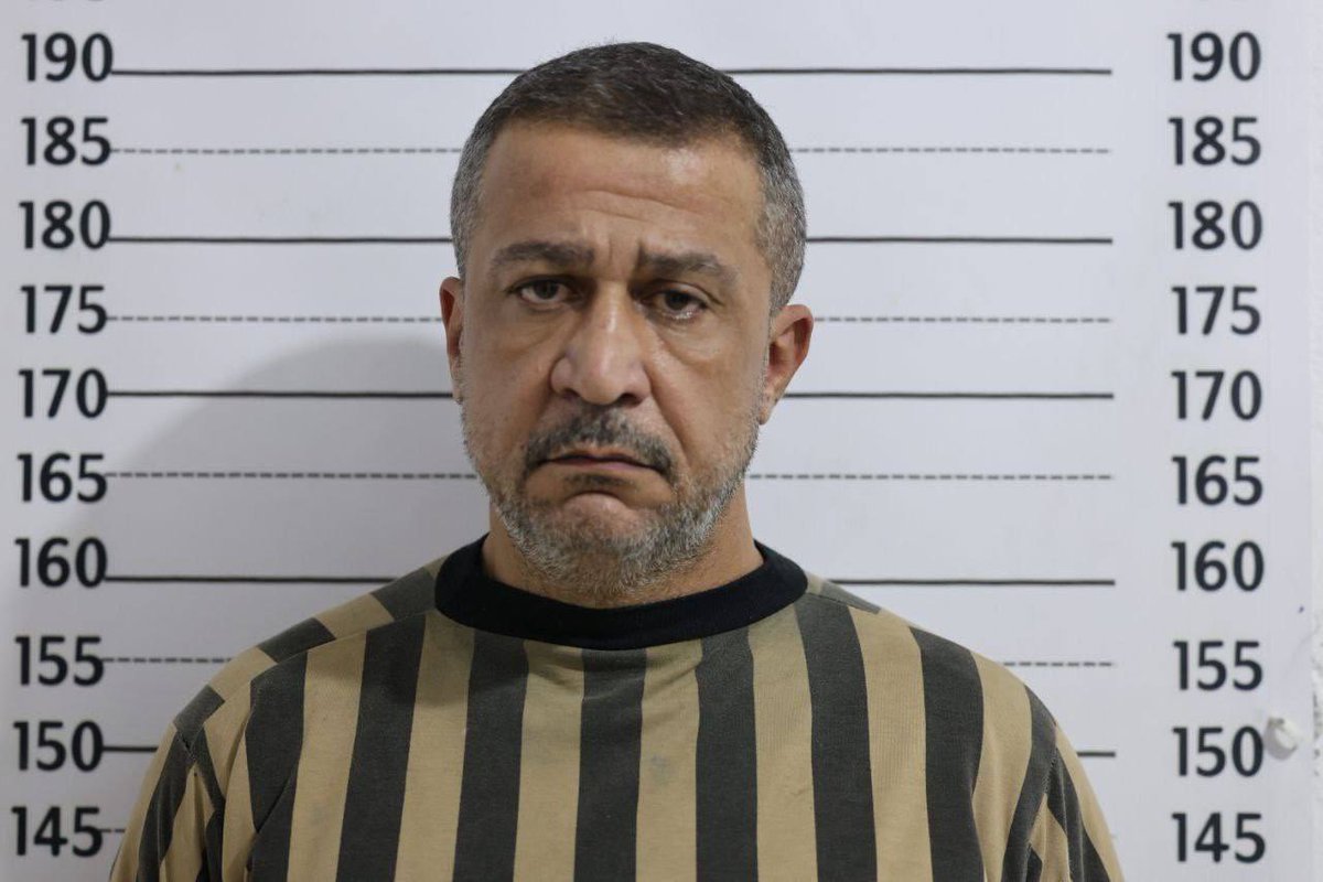 بعملية أمنية محكمة ودقيقة التنفيذ، تمكَّنت قيادة الأمن الداخلي في محافظة اللاذقية من إلقاء القبض على العقيد المجرم عمار محمد عمار، أحد مجرمي الحرب العاملين في ما يسمى "جهاز أمن الدولة" زمن النظام البائد، والذي عمل في فرع "الخطيب" ثم تسلم رئاسة فرع الاربعين