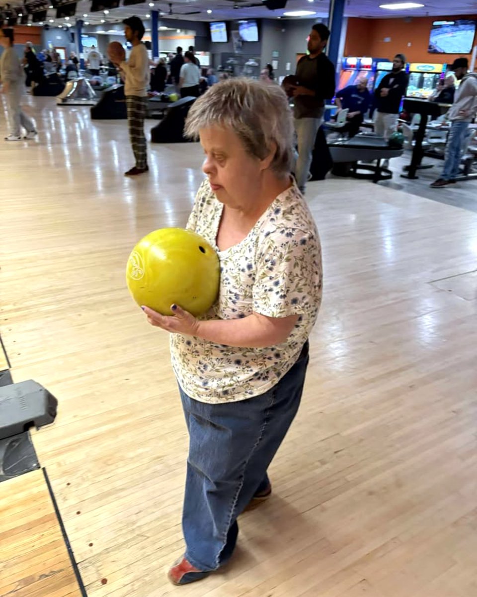 CLHamilton_'s tweet image. Dinner and bowling = the perfect night out! 🎳 

#HelpingBuildGreatLives #InclusionMatters #DevelopmentalDisabilities #DisabilityInclusion