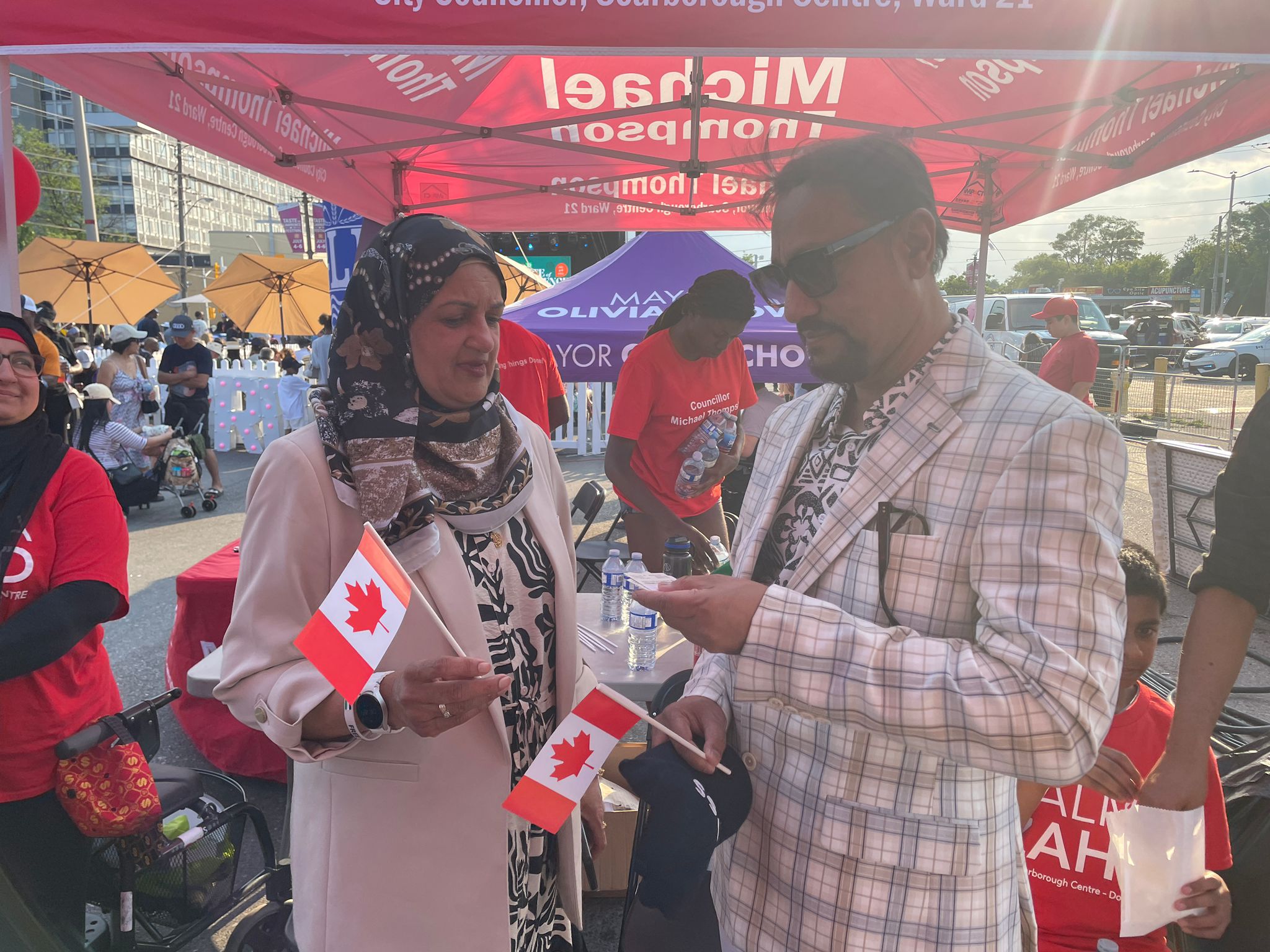 লরেন্স ফেস্টিভ্যালে চট্টগ্রাম সিটি মেয়র ড. শাহাদাত হোসেন ও এমপি সালমা জাহিদের সৌহার্দ্যপূর্ণ সাক্ষাৎ