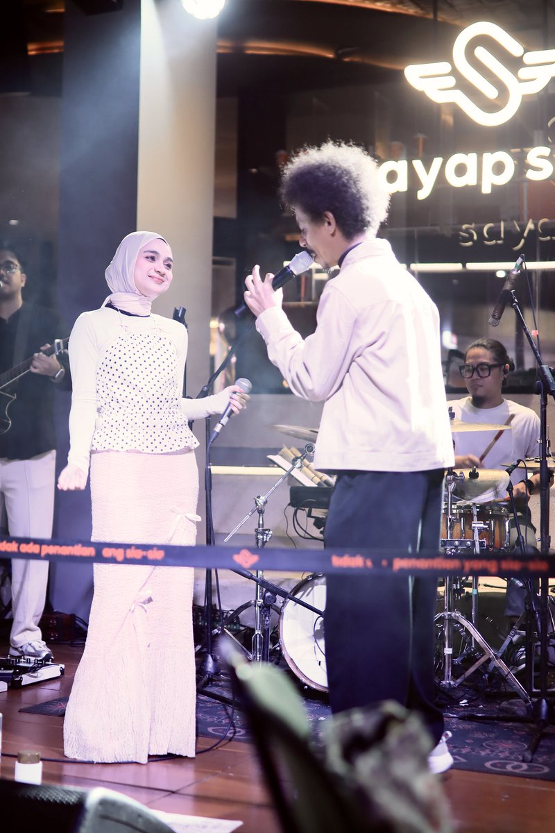 Berbagi panggung dengan sosok yang sangat aku kagumi, Ka <a href="/RaimLaOde/">Raim Laode</a>. Terima kasih atas kesempatan untuk bisa bawain lagu ekspektasi bersama denganmu ya, kak!🤍⭐️