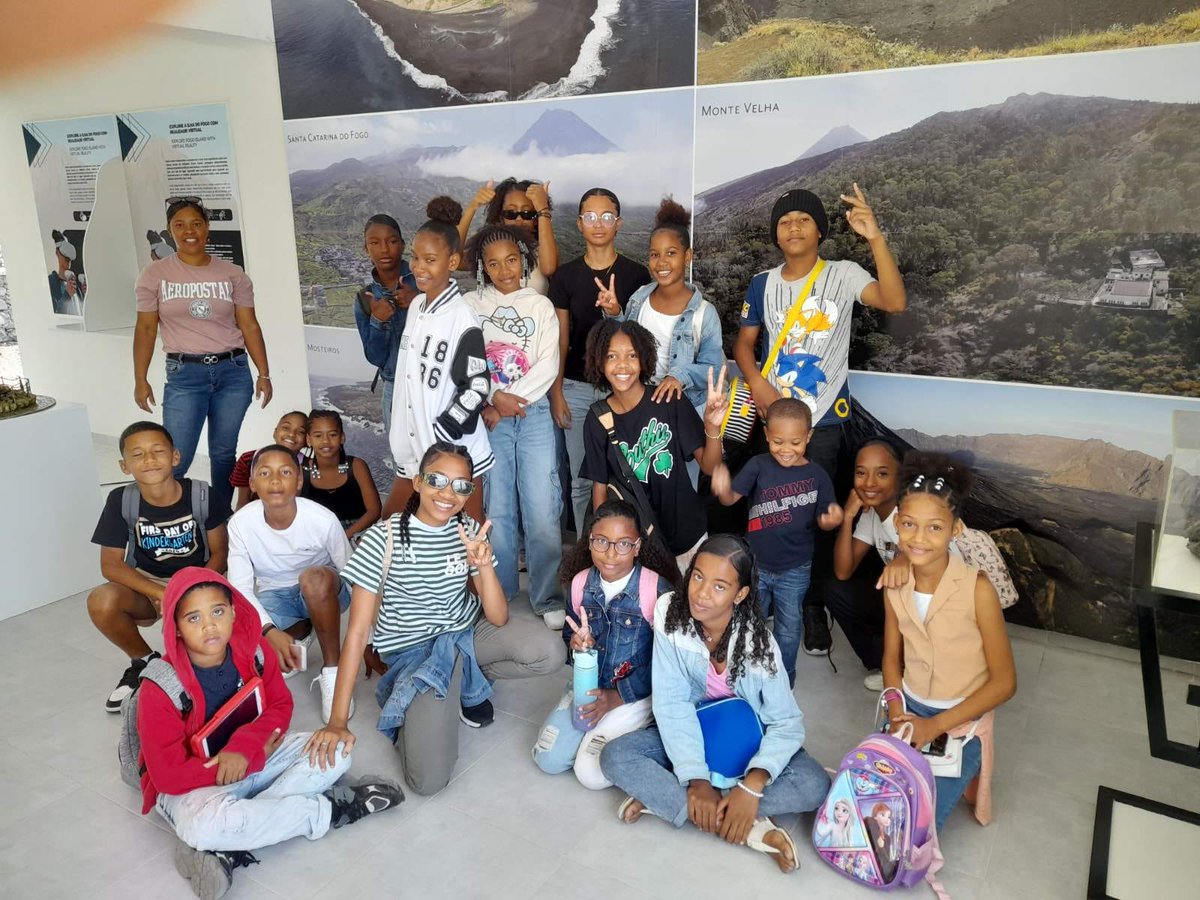On June 30th, we welcomed the 6th-grade students from Santa Filomena School to the Biosphere Reserve Interpretive Center in Chã das Caldeiras.
A morning full of discoveries about geology, endemic flora, and environmental conservation. Thank you all! 
#BiosphereReserve #FogoIsland