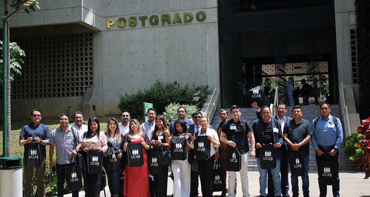 Estudiantes ecuatorianos realizaron estancia doctoral en la #UCAB

Durante una semana, los doctorandos en Derecho, Economía, Educación y Psicología participaron en el campus Montalbán en sesiones de trabajo con profesores e investigadores #ucabistas, como parte del calendario de