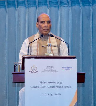 airnews_mumbai's tweet image. #ऑपरेशन_सिंदूर दरम्यान स्वदेशात निर्मित उपकरणांची क्षमता दिसून आल्यानं या उत्पादनांची जागतिक स्तरावर मागणी वाढली असल्याचं संरक्षण मंत्री @rajnathsingh  यांनी नवी दिल्लीत आयोजित संरक्षण लेखा विभागाच्या नियंत्रकांच्या परिषदेत म्हटलं आहे.

#DRDO #ControllersConference #NewDelhi