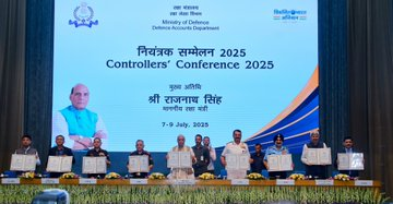 airnews_mumbai's tweet image. #ऑपरेशन_सिंदूर दरम्यान स्वदेशात निर्मित उपकरणांची क्षमता दिसून आल्यानं या उत्पादनांची जागतिक स्तरावर मागणी वाढली असल्याचं संरक्षण मंत्री @rajnathsingh  यांनी नवी दिल्लीत आयोजित संरक्षण लेखा विभागाच्या नियंत्रकांच्या परिषदेत म्हटलं आहे.

#DRDO #ControllersConference #NewDelhi