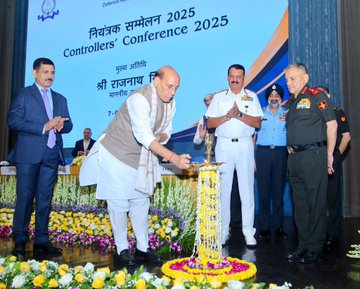 airnews_mumbai's tweet image. #ऑपरेशन_सिंदूर दरम्यान स्वदेशात निर्मित उपकरणांची क्षमता दिसून आल्यानं या उत्पादनांची जागतिक स्तरावर मागणी वाढली असल्याचं संरक्षण मंत्री @rajnathsingh  यांनी नवी दिल्लीत आयोजित संरक्षण लेखा विभागाच्या नियंत्रकांच्या परिषदेत म्हटलं आहे.

#DRDO #ControllersConference #NewDelhi