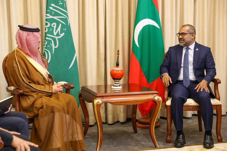YHAlghtani's tweet photo. سرّني اليوم كثيراً الزيارة الأخوية التي قمت بها لمعالي وزير الخارجية في جمهورية المالديف الشقيقة الدكتور / عبدالله خليل @abkhaleelتم خلالها استعراض الروابط الأخوية بين بلدينا الشقيقين ، وسبل تعزيز العلاقات الثنائية المتميزة بينهما . https://t.co/40n3ZiHKcO