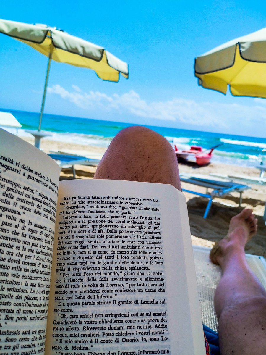 Anto_Capraro's tweet photo. Mare, un buon libro e tanto relax! I lunedì che ci piacciono! 

#7luglio #mare #estate2025 https://t.co/VkztkiEzrc