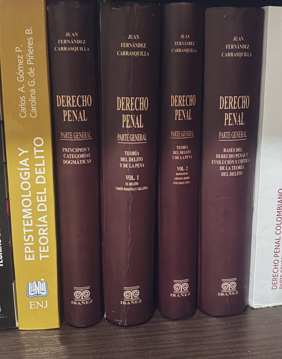 NABM__'s tweet photo. Paz en la tumba del doctor Juan Fernández Carrasquilla, el penalista más brillante que ha tenido Colombia. Su obra, innovadora e inigualable, seguirá iluminando a generaciones de juristas y estudiosos del derecho penal. https://t.co/Qm7ztPr6kR