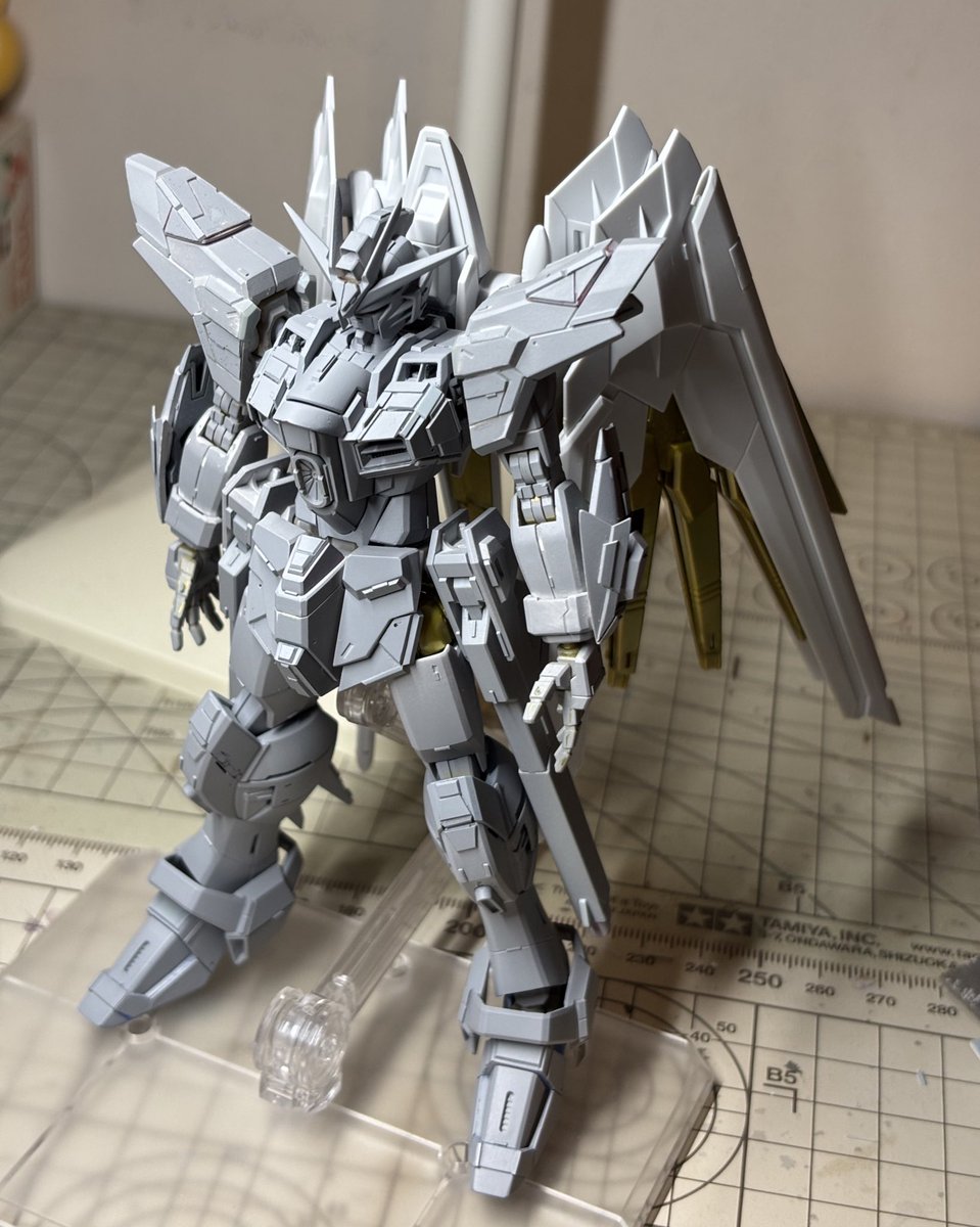 peco_mochiguma's tweet image. HGマイフリ製作、翼のシャープ化も少しずつ進めています。