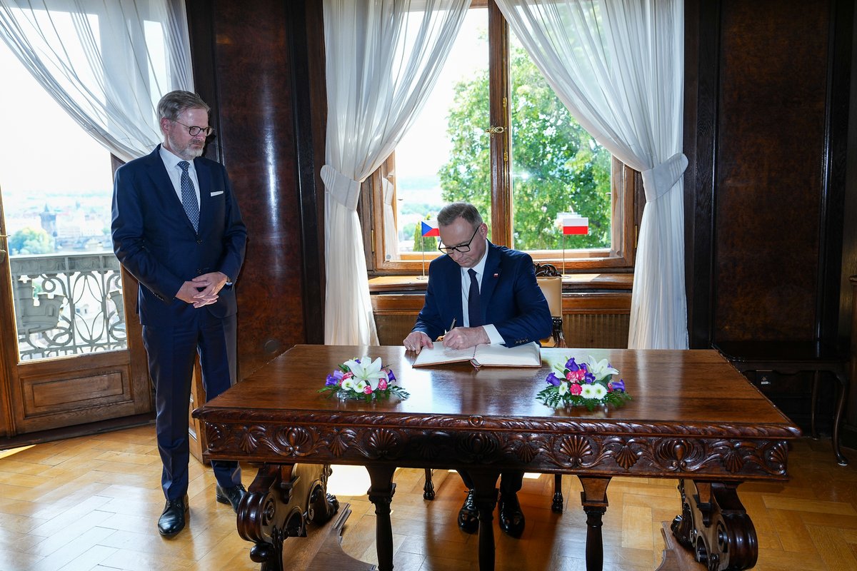 Úřad vlády ČR (@strakovka) on Twitter photo ⬜️🟥🟦Premiér <a href="/P_Fiala/">Petr Fiala</a> jednal s polským prezidentem <a href="/AndrzejDuda/">Andrzej Duda</a> a ocenil jeho přínos k posílení česko-polských vztahů 🇨🇿🇵🇱.
💬„S prezidentem Andrzejem Dudou nás pojí řada osobních setkání – v Praze, ve Varšavě i na mezinárodních summitech. Vždy jsme vedli otevřený, upřímný a ⬜️🟥🟦Premiér <a href="/P_Fiala/">Petr Fiala</a> jednal s polským prezidentem <a href="/AndrzejDuda/">Andrzej Duda</a> a ocenil jeho přínos k posílení česko-polských vztahů 🇨🇿🇵🇱.
💬„S prezidentem Andrzejem Dudou nás pojí řada osobních setkání – v Praze, ve Varšavě i na mezinárodních summitech. Vždy jsme vedli otevřený, upřímný a